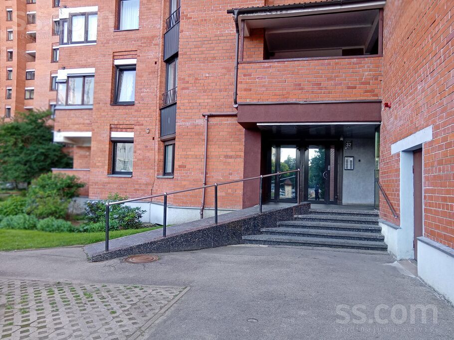 Imanta, Anniņmuižas 32